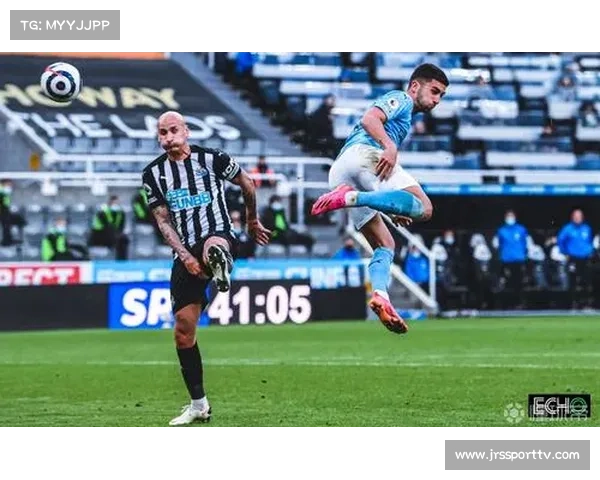 小球迷冲入场内拥抱费兰-托雷斯，保安温情处理获好评