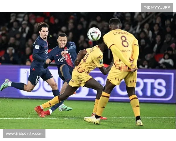 法甲梅斯vs巴黎圣日耳曼，客队球迷看台烟火秀庆祝